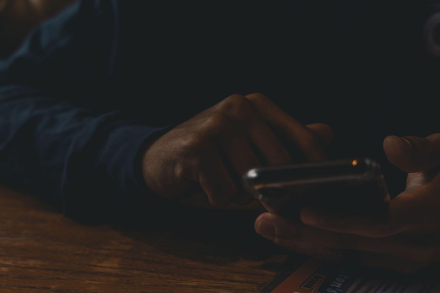 Contato pelo celular em fotografia ilustrativa.