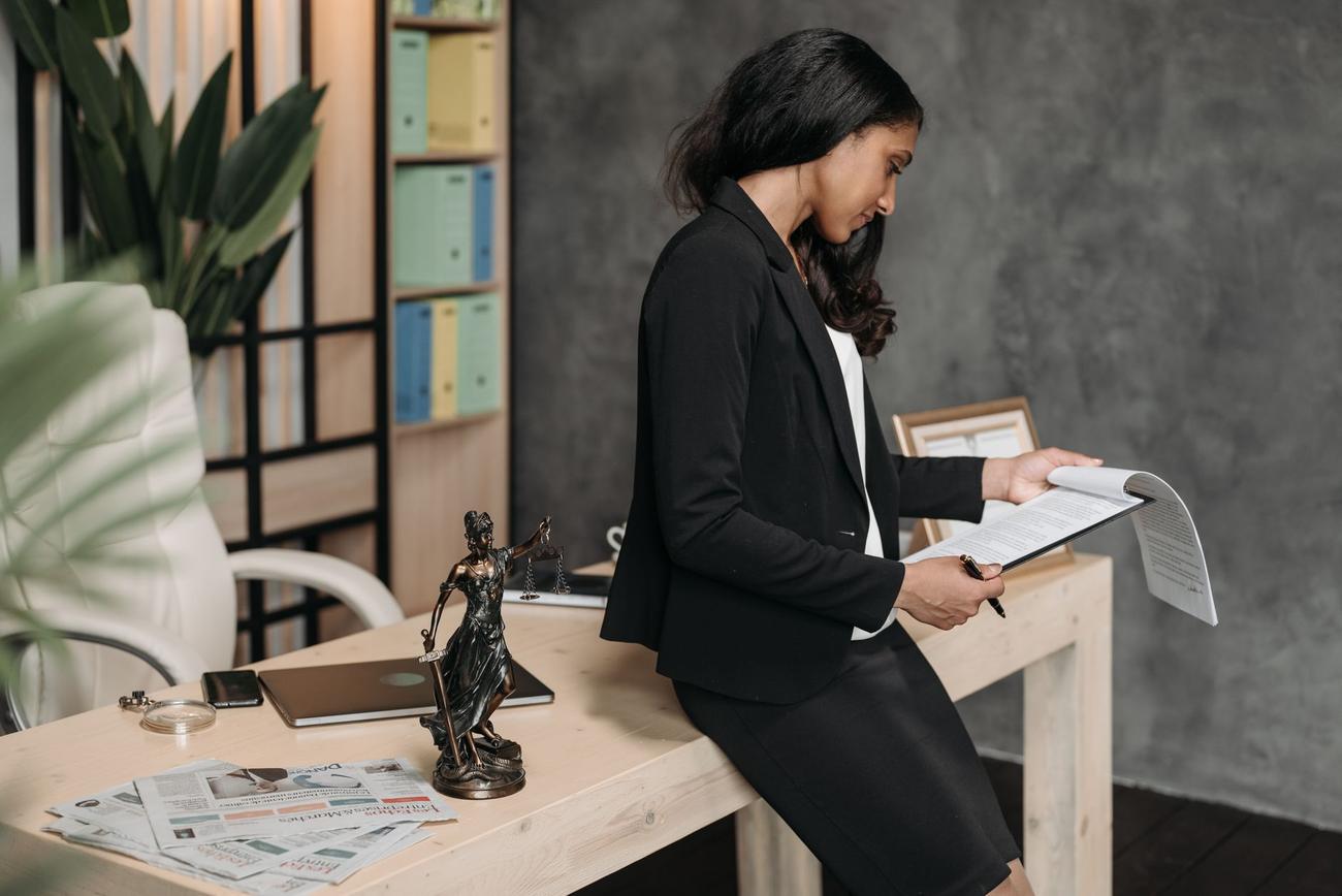 Mesa de trabalho com documentos e materiais do escritório.